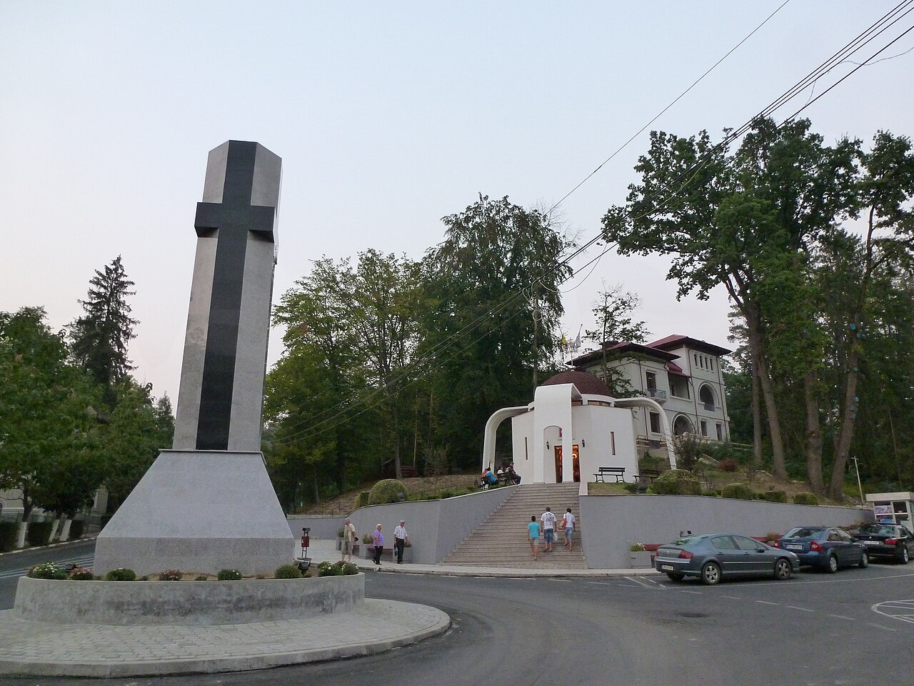 Centrul stațiunii Băile Govora și monumentul din piață. Imagine redimensionată; încadrare adaptată pentru afișare.